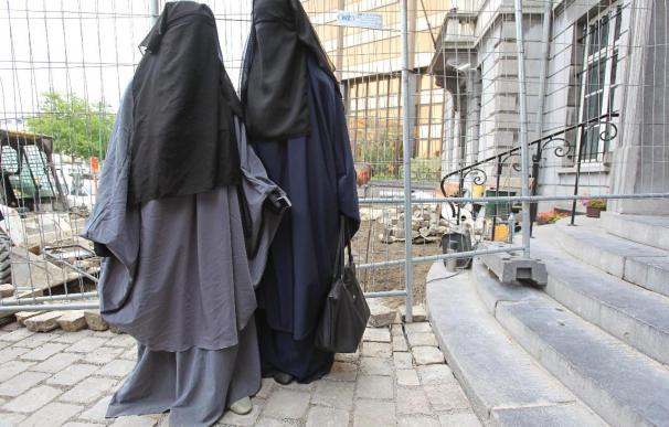 El burka y cualquier elemento que oculte el rostro podrá ser retirado para facilitar la identificación.