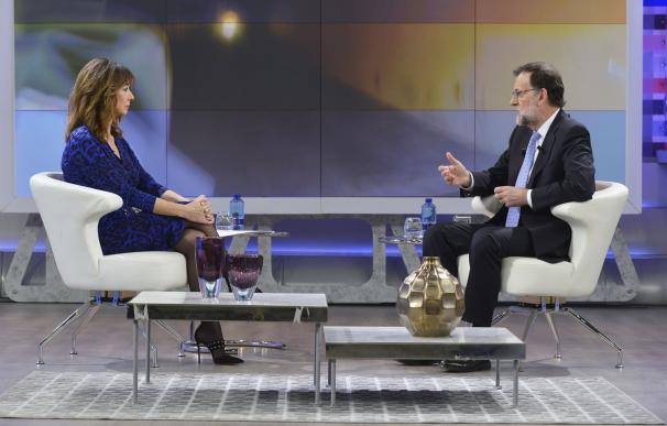 La periodista Ana Rosa Quintana entrevista al presidente del Gobierno en funciones Mariano Rajoy