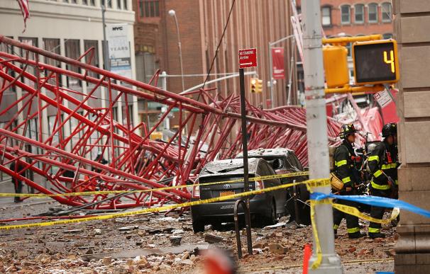 Espectacular caída de una grúa gigante en Nueva York