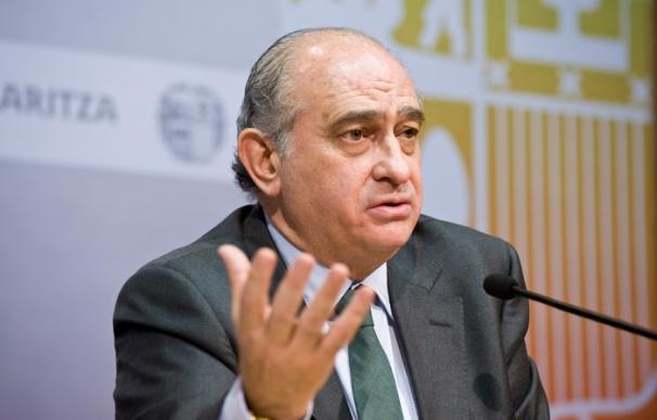 Fernández Díaz estimó que la reducción de escoltas ahorraría "bastante más" de 80 millones de euros.