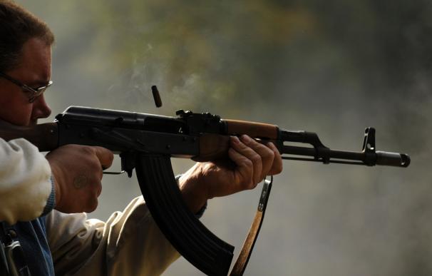 Detenido por amenazar a su hija con una ametralladora AK-47 por sacar notables en lugar de sobresalientes