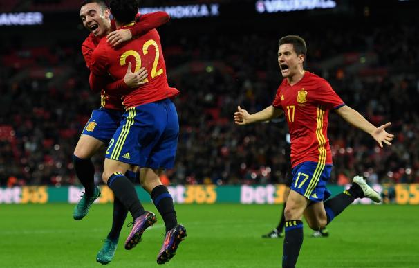 Aspas, Isco y Ander celebran uno de los goles de España.