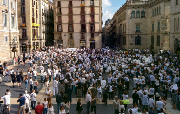 Centenares de personas reclaman diálogo a Gobierno y Generalitat en Barcelona
