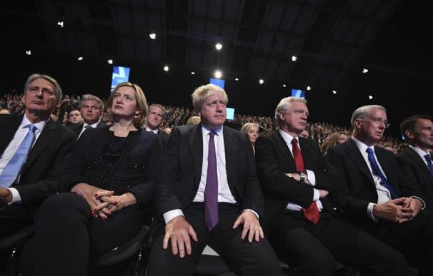 Boris Johnson frena el complot contra Theresa May