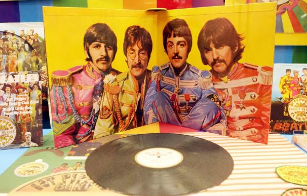 Los discos Rojo y Azul de The Beatles saldrán remasterizados el 19 de octubre