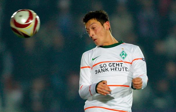 Özil afirma que se queda en el Werder Bremen y rehuye hablar del Real Madrid