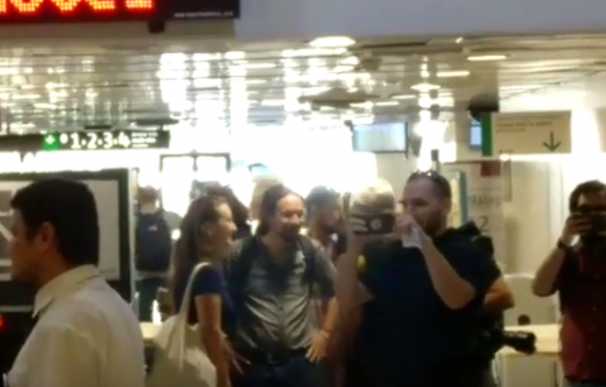 Pablo Iglesias, abucheado en la estación de Sants por manifestantes