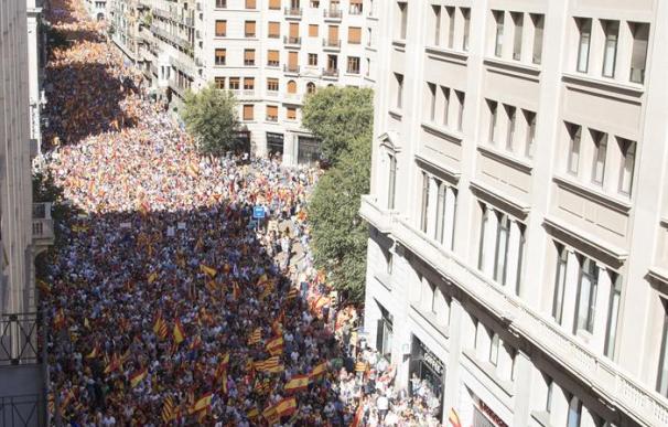Vista general de la manifestación convocada por Societat Civil Catalana hoy en Barcelona en defensa de la unidad de España bajo el lema "¡Basta! Recuperemos la sensatez".