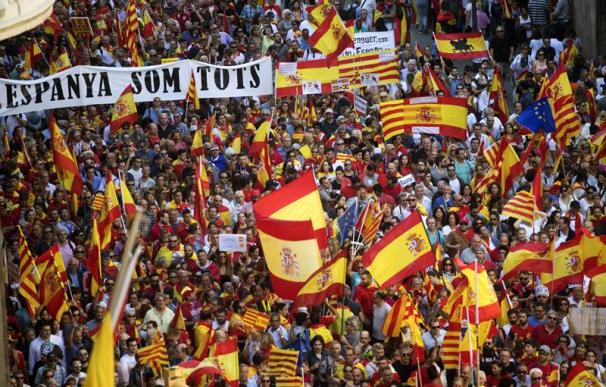 Vista de la manifestación convocada por Societat Civil Catalana hoy en Barcelona en defensa de la unidad de España bajo el lema "¡Basta! Recuperemos la sensatez"