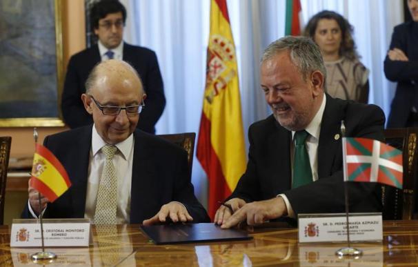 El ministro de Hacienda, Cristóbal Montoro (i), y el consejero de Hacienda y Economía vasco, Pedro Azpiazu (EFE/Kiko Huesca)