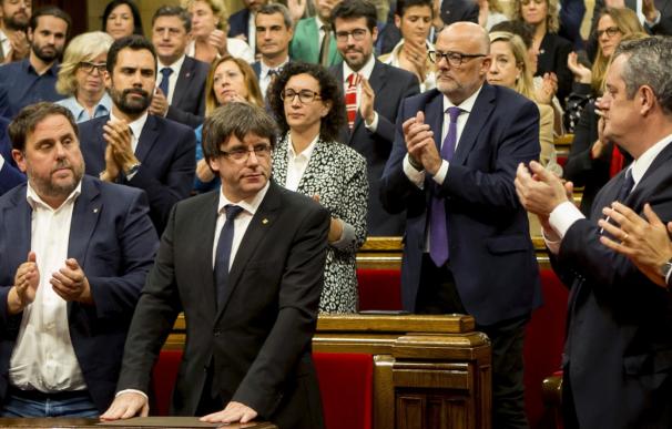 Puigdemont declara la república catalana, pero la suspende para abrir un período de diálogo