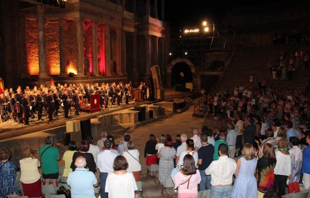 Más de 1.800 personas asisten en el Teatro de Mérida a un concierto de música militar y popular