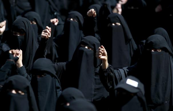 Varias mujeres vestidas con el niqab