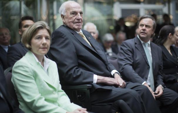 Helmut Kohl fracasa al intentar suspender la distribución de sus memorias