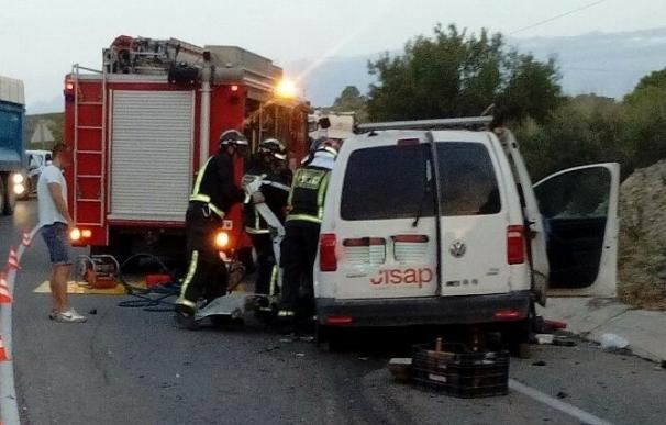 Herido grave un joven al colisionar su furgoneta contra un camión en Lorca