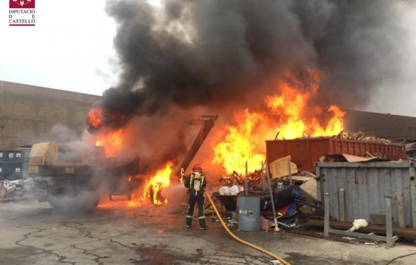 Controlado un incendio en una empresa de reciclaje de Almassora