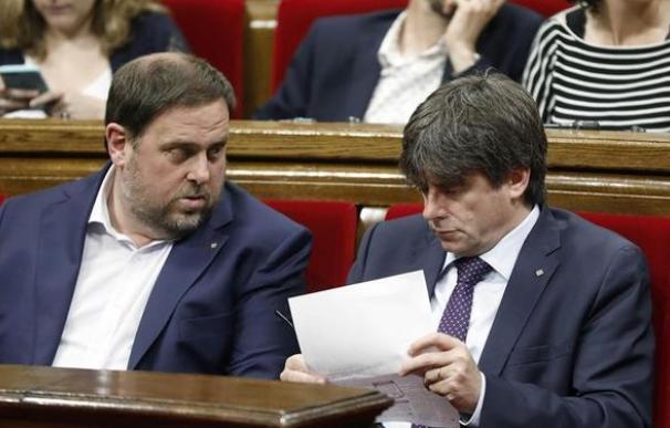 Puigdemont y Oriol Junqueras en el Parlament.