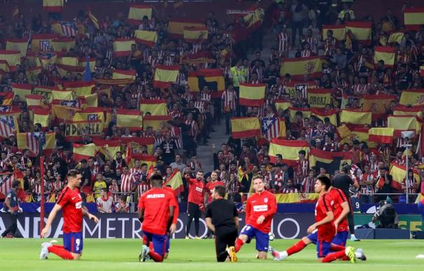 La grada, llena de banderas españolas para recibir al Atlético y al Barcelona