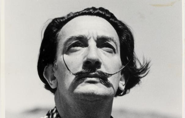 El bigote de Salvador Dalí conservaba su "clásica postura de las 10 y 10"
