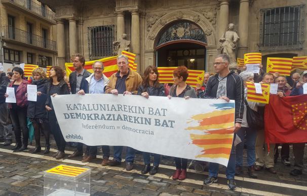 EH Bildu se concentra en Pamplona para "denunciar" la "actitud represiva" del Gobierno central con Cataluña