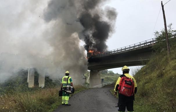 Fallece el conductor de un camión tras incendiarse la cabina y caer por un puente en Cantabria