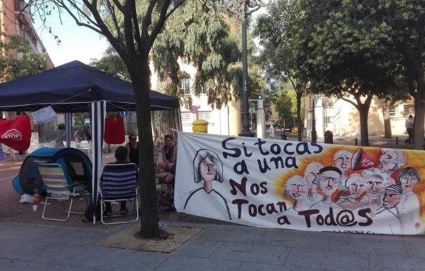 Una familia desahuciada acampa frente a la Junta de Carabanchel (Madrid) con cuatro menores desde hace 20 días