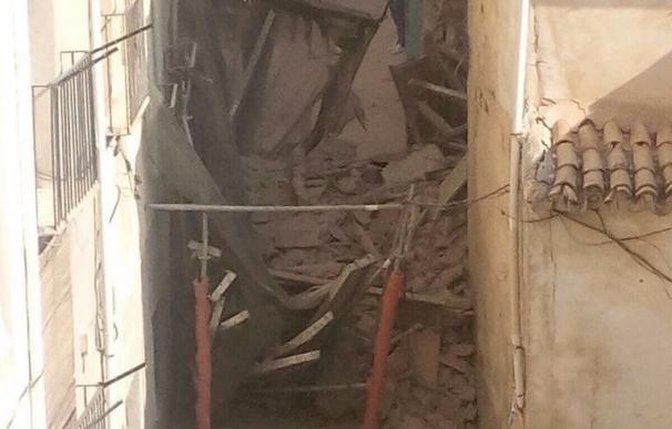 Rescatan ileso a un hombre tras derrumbarse una casa de cuatro alturas en el centro de Xixona