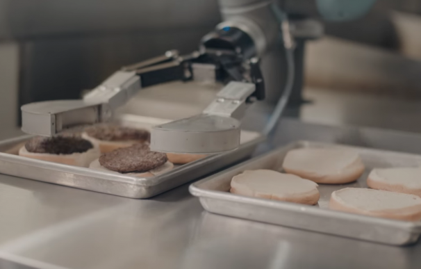Un robot cocinero de hamburguesas reemplazará a los empleados de CaliBurger