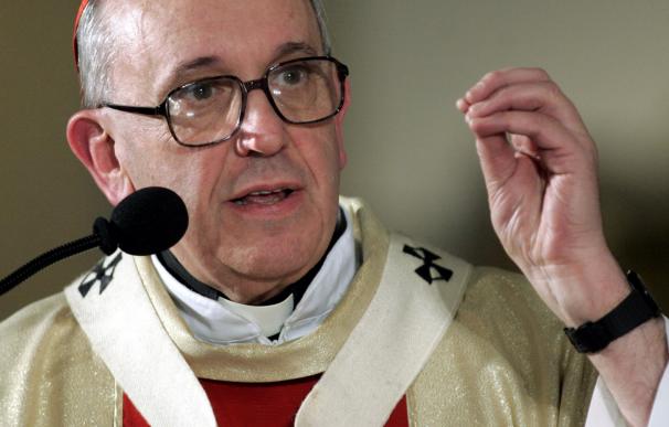 El cardenal Bergoglio, hoy Papa Francisco, es un jesuita defensor de la "opción preferencial por los pobres"