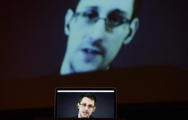 Snowden llama a defender los derechos ciudadanos al recibir el Premio de la Paz de Stuttgart