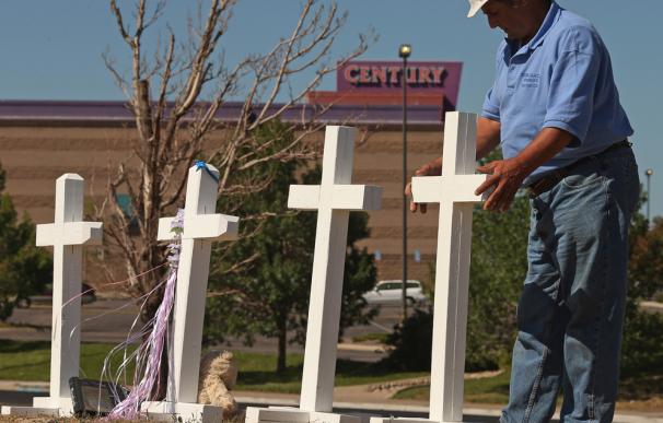 Greg Zanis coloca 12 cruces conmemorativas en el lugar de la matanza