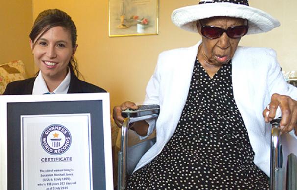Susannah Mushatt Jones, el día que fue acreditada por el Premio Guinness como la persona más vieja del mundo
