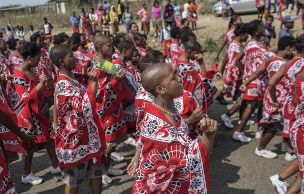 'La danza del junco' o 'Umhlanga' es el baile tradicional de Suazilandia, en el cual el monarca elige esposa