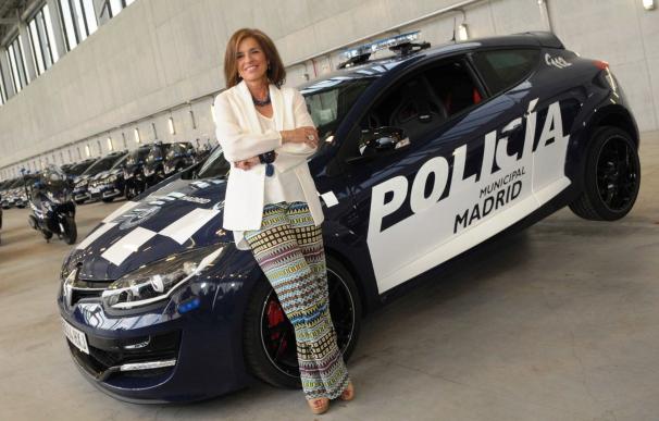 Ana Botella posaba con algunos de los coches recién adquiridos durante su presentación.