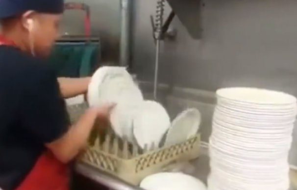 Un vídeo viral muestra a varios empleados ganándose la alegría de sus jefes y clientes