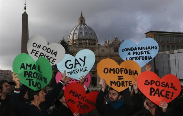 Activistas homosexuales manifestándose cerca de la plaza del Vaticano