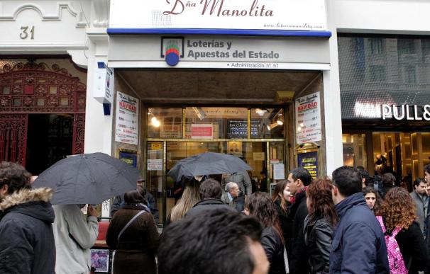 Largas colas para comprar un décimo en la administración Doña Manolita, en Madrid
