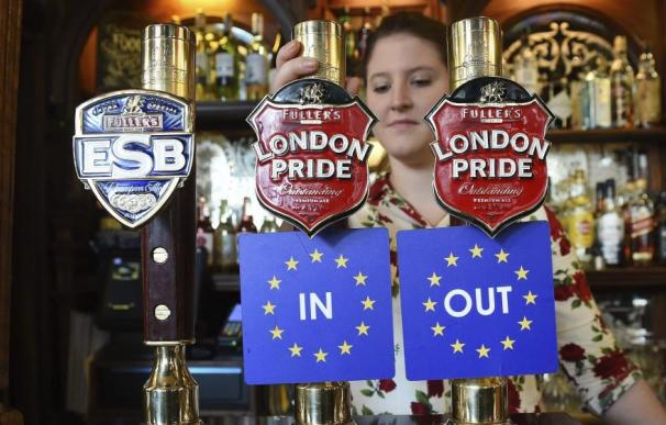 Barra de un bar en Londres con las dos opciones del referéndum Brexit (Efe)