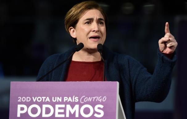 La alcaldesa de Barcelona, Ada Colau, durante un acto de campaña con Podemos.