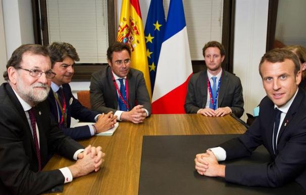 Mariano Rajoy y Emmanuelle Macron, reunidos en Bruselas.
