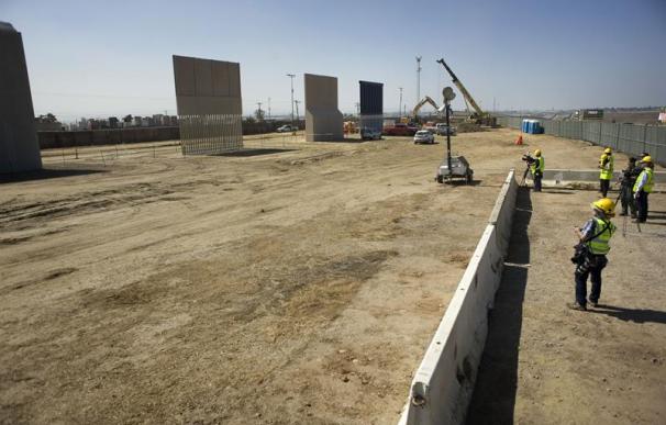 La construcción de los prototipos del nuevo muro en la frontera entre México y Estados Unidos avanzan según lo programado por el Gobierno