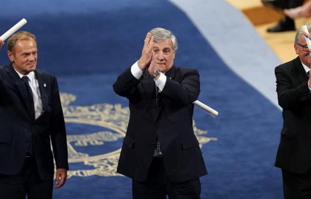 El presidente del Parlamento Europeo, Antonio Tajani (c), el presidente de la Comisión Europea (CE), Jean-Claude Juncker (d), y el presidente del Consejo Europeo, Donald Tusk (i), tras recoger el Premio Princesa de Asturias 2017 de la Concordia
