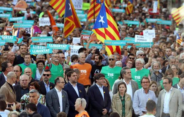 El presidente de la Generalitat, Carles Puigdemont(c), en la manifestación convocada por la Mesa por la Democracia para pedir la libertad de Jordi Sànchez y Jordi Cuixart