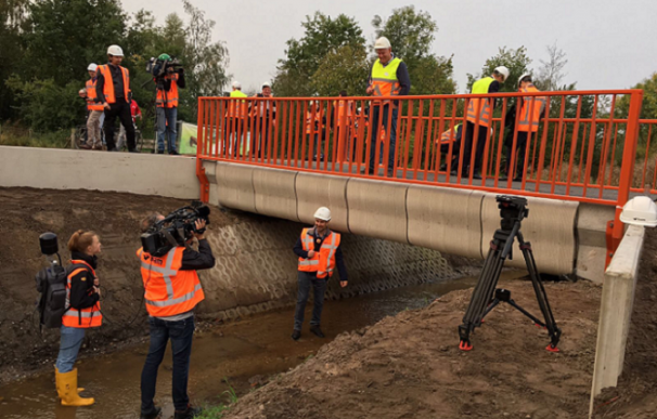 Fotografía del primer puente del mundo impreso en 3D en Gemert (Holanda).