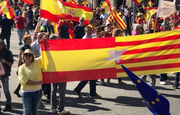 Cientos de personas muestran su apoyo a la Policía ante su sede en Barcelona