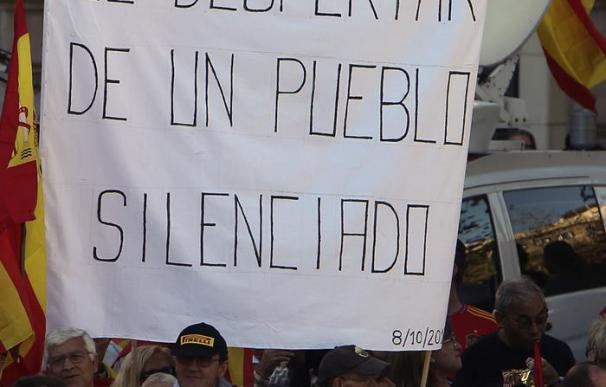 Una de los carteles en la manifestación de Sociedad Civil Catalana