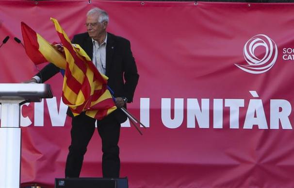 Borrell sujeta las banderas española y catalana en la manifestación de SCC