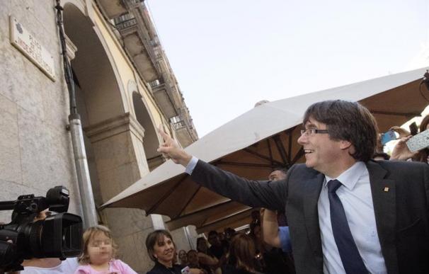 Puigdemont señala la plaza de la Independencia en Girona