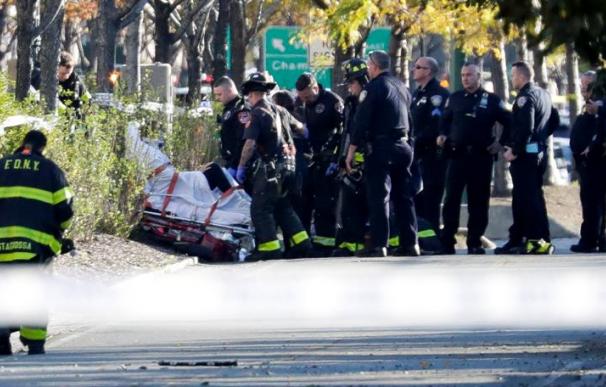Miembros de la unidad de emergencias retiran el cuerpo de una víctima mortal del atropello de Nueva York, (EFE/JASON SZENES)