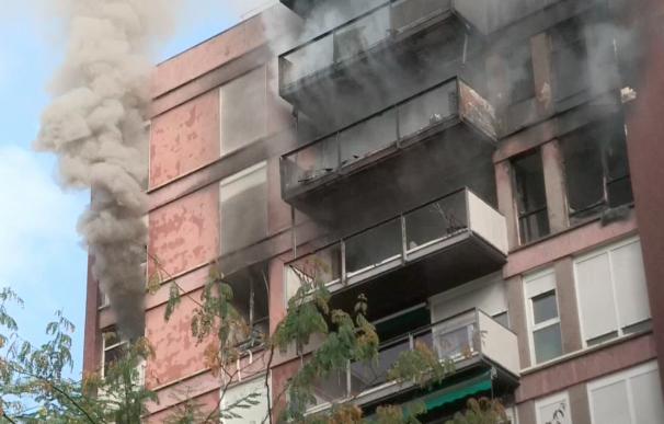 Un herido muy grave en el incendio en un sexto piso de un bloque de Barcelona